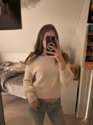 Creme färgad fluffig tröja  - Supermysig creme färgad tröja från Visual Clothing Project. Tröjan har lång ärm, bredare muddar och kan stylas offshoulder. Passar nu till vintern. Den passar också i storlek S. Pris kan diskuteras💗