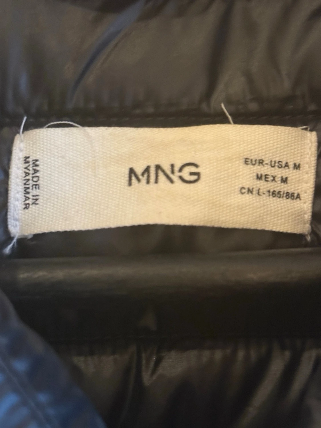 Svart pufferjacka från Mango - 2