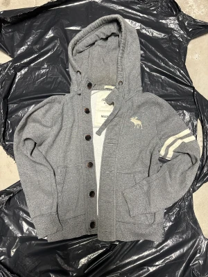 Abercrombie kofta med knappar - Extremt sällsynt vintage Abercrombie hoodie med knappar! Grymt skick, inga defekter och storlek M! Skriv vid frågor!💬