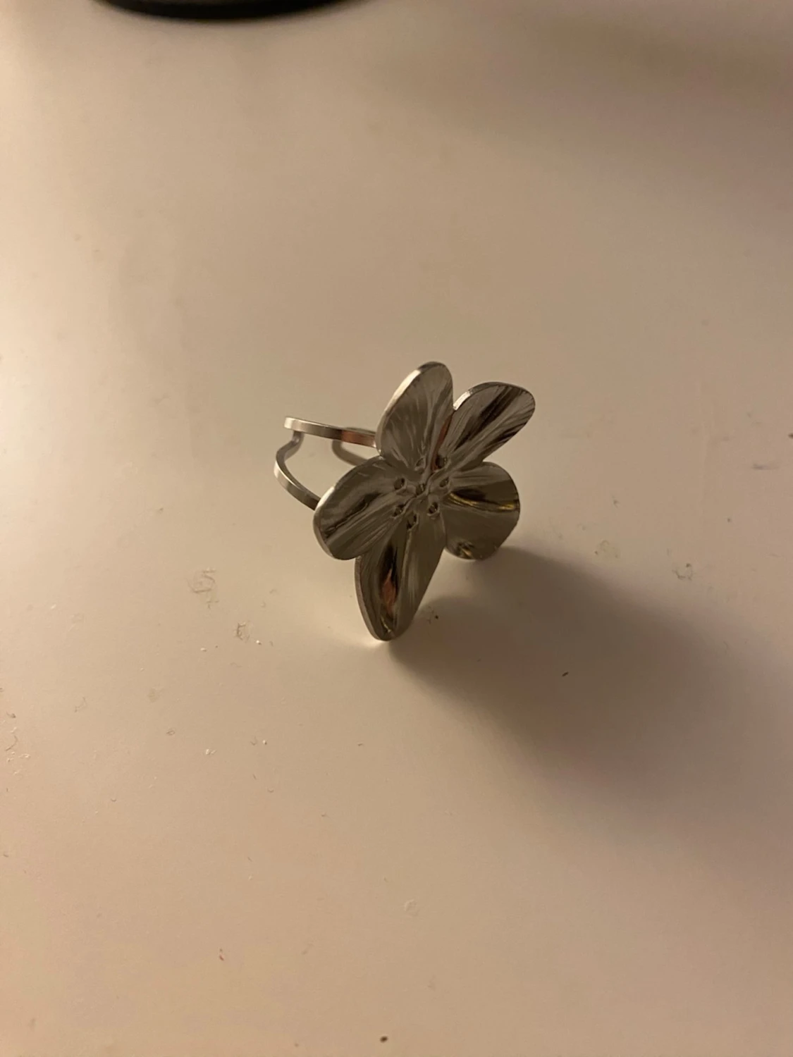 Stor silverfärgad blomring - 1