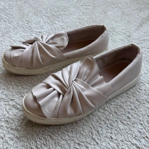 twist rosett skor - Ett par charmiga fina skor som är perfekt till vardags eller finare tillfällen 💕