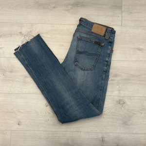 Nudie jeans  - Hej! Säljer ett par nudie jeans i fint sick//jeansen har inga defekter (avklippta längst ner)  och är i storleken W31 L34//hör av er vid frågor! 