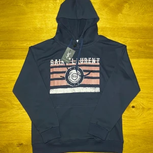 Saint Laurent Hoodie - Saint Laurent Hoodie - navy blue 👕 Storlek L, men sitter mer som M (liten i storleken) 📏 Helt oanvänd ✨ Bara att skriva vid funderingar.