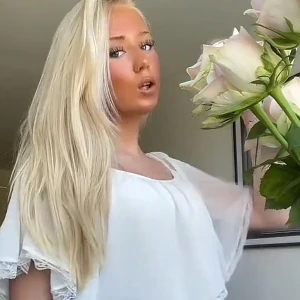 Vit blus - Säljer en söt vit topp med flowiga, korta ärmar och spetsdetaljer längs kanterna. Toppen har en rundad halsringning och ett lager med volang upptill som ger en romantisk vibe. 