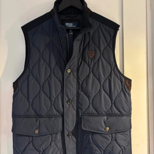 Polo Ralph Lauren - Polo Ralph Lauren vest i NYSKICK!!! Köpt för 4500 men säljer den för halva priset. Perfekt nu för höst. Kom gärna med prisförslag. Mvh Leon