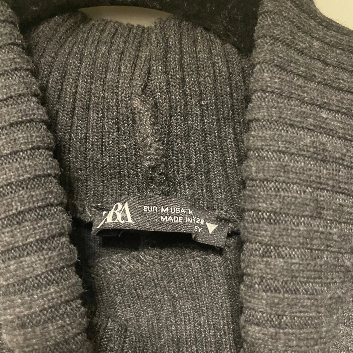 Mörkgrå stickad väst från Zara - 1