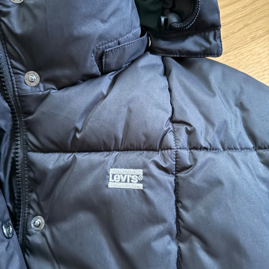Svart pufferjacka från Levi's med huva - 2