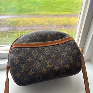Louis Vuitton monogram axelväska - 🤎Louis Vuitton Monogram Blois Bag🤎  Nu säljer jag min Louis Vuitton axelrems väska då den inte kommer till användning längre. Väskan är köpt för 7000 men säljer nu den för 4500 trots dens fina skick.   Postar direkt vid köp!