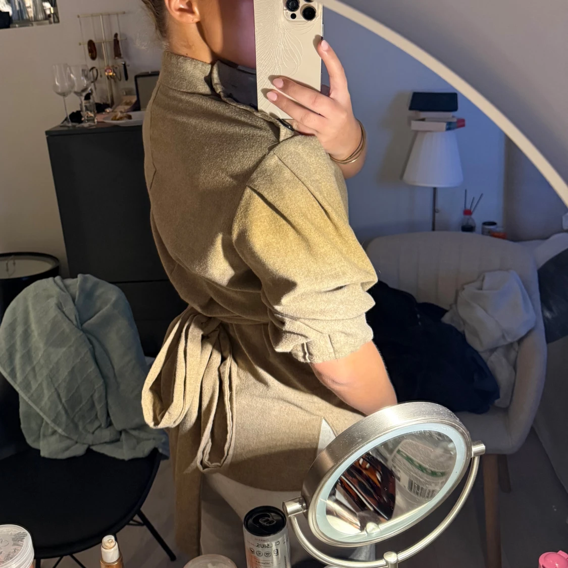 Beige blus med knyt och knappar - 3