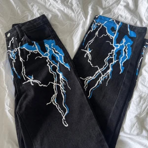 Jeans med blixtrar - Säljer nu dessa jeans då dom aldrig är använda, endast testade! Dom är normala i storleken & jag skickar samma dag