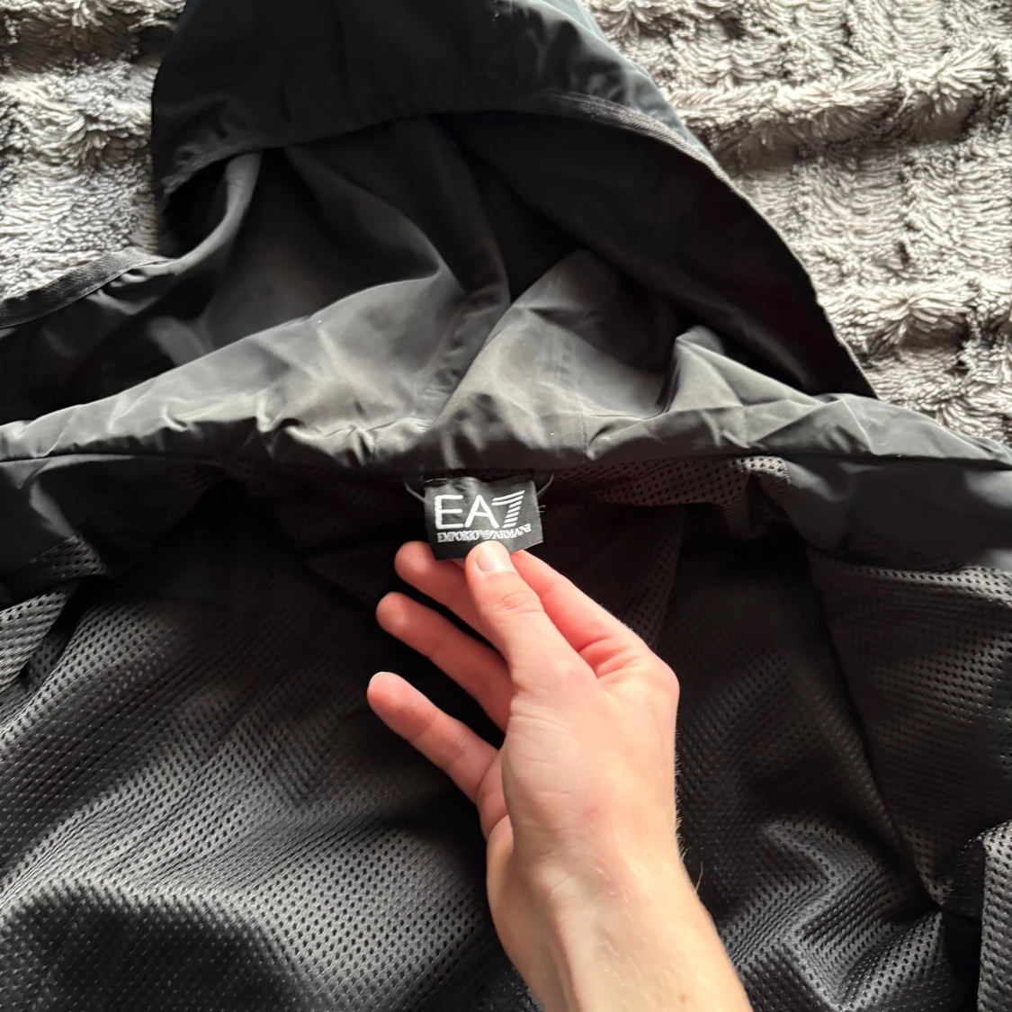 Svart EA7 vindjacka med huva - 3