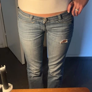 Diesel jeans  - Dröm jeansen jag tyvärr vuxit ur. Storlek 29/32 men skulle snarare säga 27/34. Finns inte mycket mer att säga än att de är helt underbara. Jag är 178cm