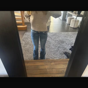 True religion joey Arabella - True religion joey Arabella. Uppsydda så de passar perfekt på en som är cirka 167. Inte använda mycket eftersom de är för stora i midjan!!!😇