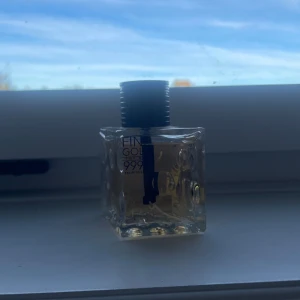 Fine Gold 999.9 Eau de Toilette - Modern doft för män med stilren flaska och tydlig karaktär. Perfekt för dig som vill sticka ut och visa personlighet. Eau de toilette-variant. Volym och ingredienser framgår ej på bilderna.