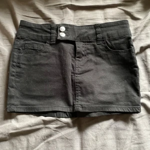 Svart jeanskjol - Svart jeanskjol i storlek 32. Mycket bra skick.