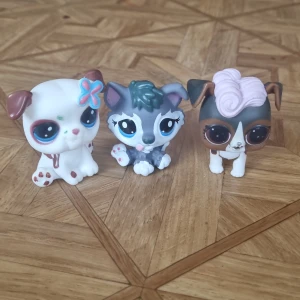 Lps, LOL - 2 fejk lps hundar och en äkta LOL hund! Perfekta för samlaren eller för den som gillar att måla om figurer. Pris kan diskuteras, går även att köpa separat. 60 kronor för alla 3. OBS en av hundarna har fläckar i ansiktet Se bild 2. 