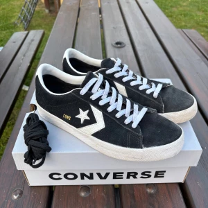 Svarta Converse CONS sneakers - Säljer ett par svarta Converse CONS sneakers med vit sula och vita detaljer. Skorna har klassisk stjärnlogga på sidan, vita skosnören och extra svarta skosnören medföljer. Ovandelen är i mocka och insidan har tryckt logga. Perfekta för dig som gillar streetstyle.