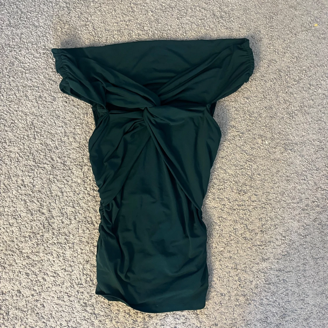 Mörkgrön offshoulder kortklänning