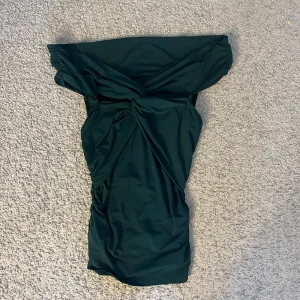 Mörkgrön offshoulder kortklänning - Off shoulder topp från bikbok endast använd ett fåtal gånger 