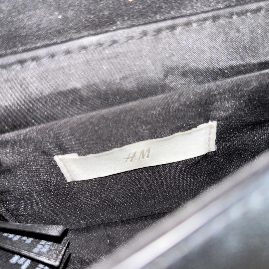 Svart axelväska från H&M med kedja - 3