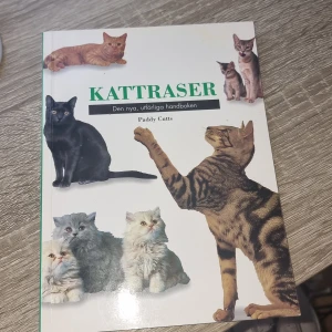 Kattraser: Den nya, utförliga handboken - Upptäck över 90 av världens coolaste kattraser! Färgbilder, fakta om ursprung, utseende och personlighet. Perfekt för dig som älskar katter eller vill veta mer om olika raser. Lättlästa symboler gör det enkelt att hitta rätt katt för dig.