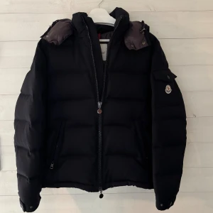 Moncler montgenevre - Marinblå Moncler montgenevre i väldigt bra skick, 9.5/10. Köpt från manér closet, kvitto finns. Storlek 1, dvs small.