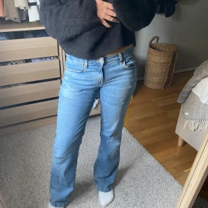 Lågmidjade bootcut jeans  - Blåa lågmidjade bootcut jeans från Zara, endast använda ett fåtal gånger💗