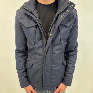 Woolrich Jacka - Hej! Säljer nu denna väldigt snygga och eftertraktade Woolrich Jackan!   Jackan är slutsåld överallt och går inte att få tag på… jackan är perfekt nu till hösten/vintern  Storlek M  Skick 9,5/10  Ny pris: 6000 kr Säljs för: 1299 kr 