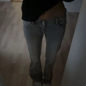Low waist bootcut jeans💕 - Säljer ett par grå jeans med bootcut passform och låg midja från Gina tricot 💕Det är i storlek xs o är helt oanvända 💓Hör av er om ni har nå frågor 🥰