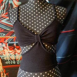 Linne - Asså det stannar i platts. Det är små genomskinliga band på sidan. Syns inte så bra men om man zoomar syns dom. Gick upp i storlek så passar inte längre tyvärr. 