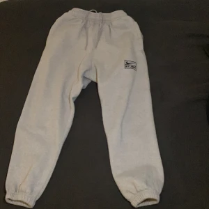 Nike X Stüssy Byxor - Säljer mina gråa mjukisbyxor från Nike X Stüssy, storlek L fast sitter som S. Ställ gärna frågor👍