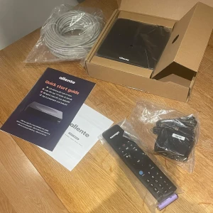 Allente TV Box powered by Android TV NY - Allente TV Box med Android TV, komplett med fjärrkontroll, HDMI-kabel, nätadapter och manualer. Stöder 4K, HDR och WiFi. Allt i nyskick, flera delar fortfarande i originalförpackning. Perfekt för streaming och TV-tjänster via internet. Ny oanvänd 