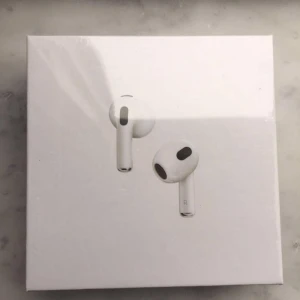 AirPods 3 med MagSafe-laddningsetui - Helt nya Apple AirPods 3 med MagSafe-laddningsetui. Oöppnad originalförpackning. Trådlösa hörlurar med förbättrad batteritid, adaptiv EQ och rumsligt ljud. Perfekt för musik, samtal och träning. Ingen synlig skada eller slitage på kartongen.