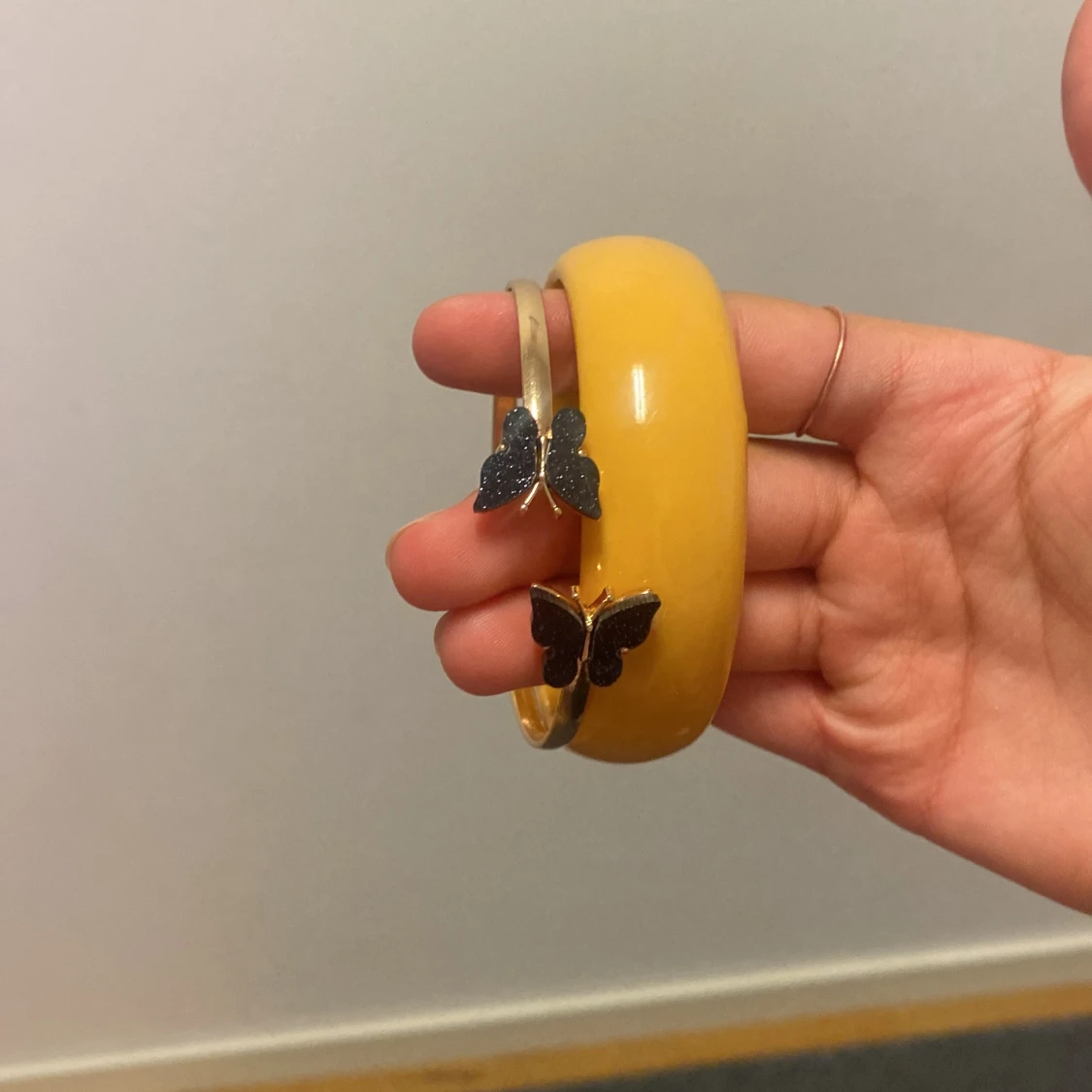 Mix av armband och örhängen i silver och gult - 3