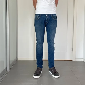 Replay Anbass Jeans  - Säljer nu dessa Replay Anbass jeans, W32 o L32, skriv för fler bilder/frågor🙌🏼