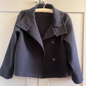 Snygg kappa från Gina - Mörkblå kappa i toppen skick. 