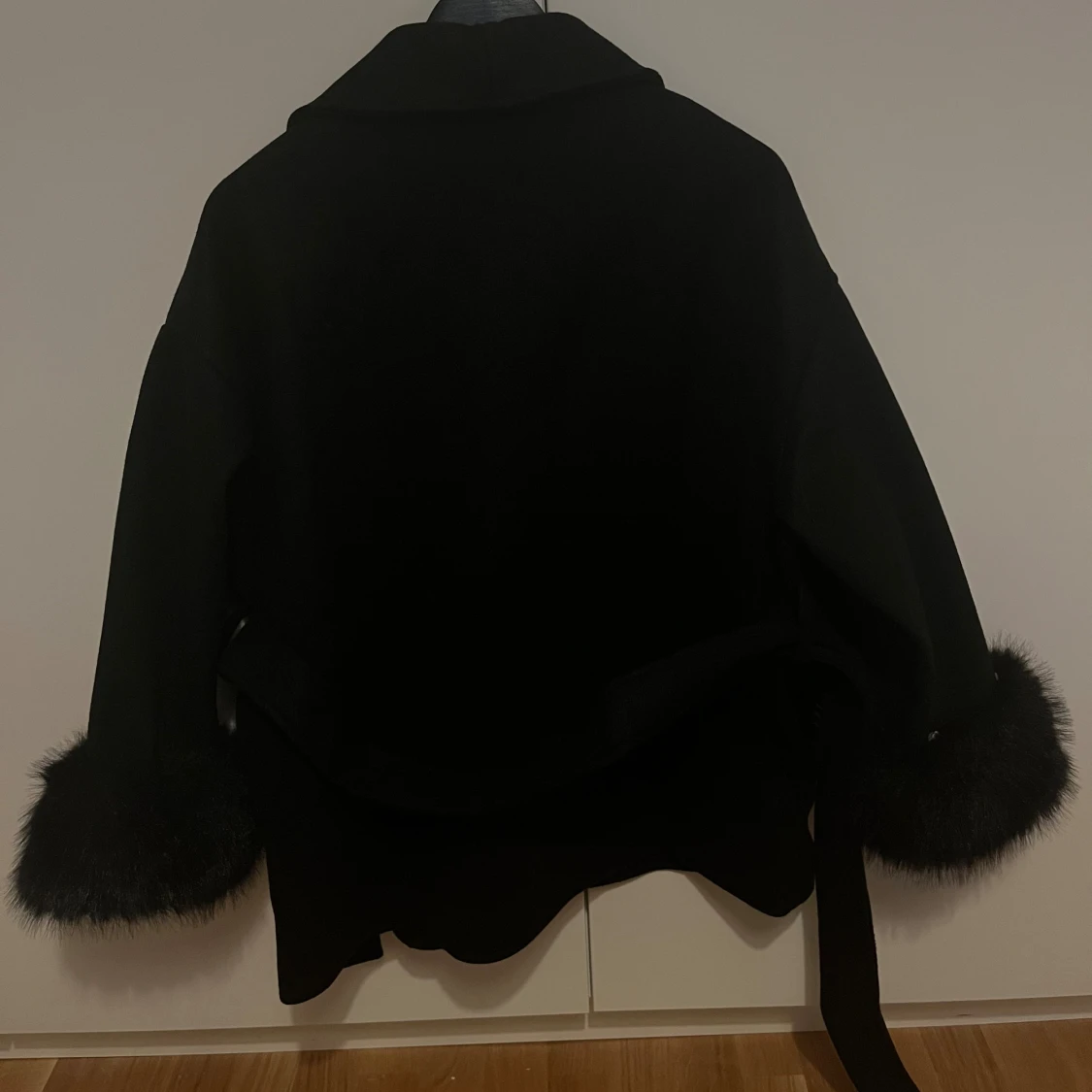 Svart kappa med fuskpälsdetaljer - 3