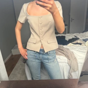 Höst topp Zara - Så fin topp med knappar. Passar perfekt nu till hösten. Knappt använd ❣️