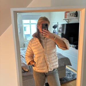 Beige pufferjacka från Mango - Säljer en beige/rosa Trekvartsärmad jacka från Mango i storlek M. 