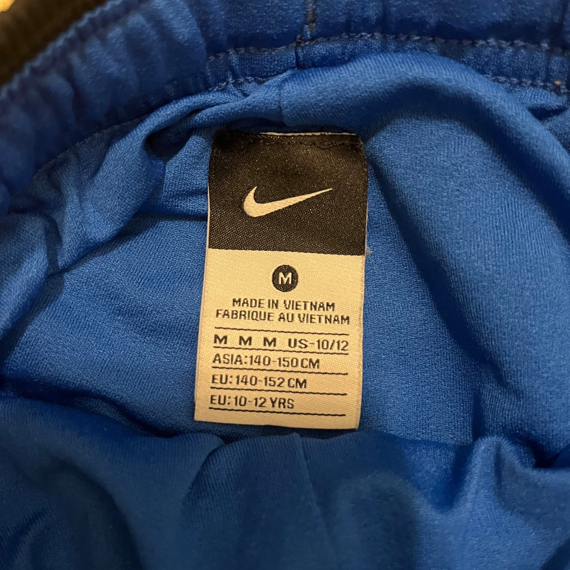 Svarta Nike täckbyxor med blå detalj - 2