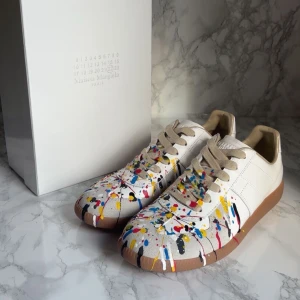 Maison margiela gats paint splatter - Hej,säljer mina maison margiela gats paint splatter, dom är i storlek 43 och i mycket bra skick då dom inte har några defekter osv.vid frågor och funderingar är det bara att skriva