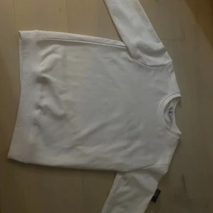 Stone Island sweatshirt storlek small - Säljer denna stone island sweatshirt i storlek small, vit färg. Har inte används mycket då jag växte ur den ganska fort. Kan vara lite flexibel med pris. Bara att skicka meddelande vid frågor.
