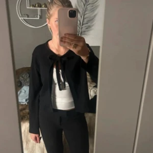 Svarta kostymbyxor med slim fit - Snygga svarta kostymbyxor med smal passform och klassisk midja. Byxorna har raka ben och stilren design, perfekta för en clean och modern look. Passar till både kavaj och t-shirt för en trendig outfit.