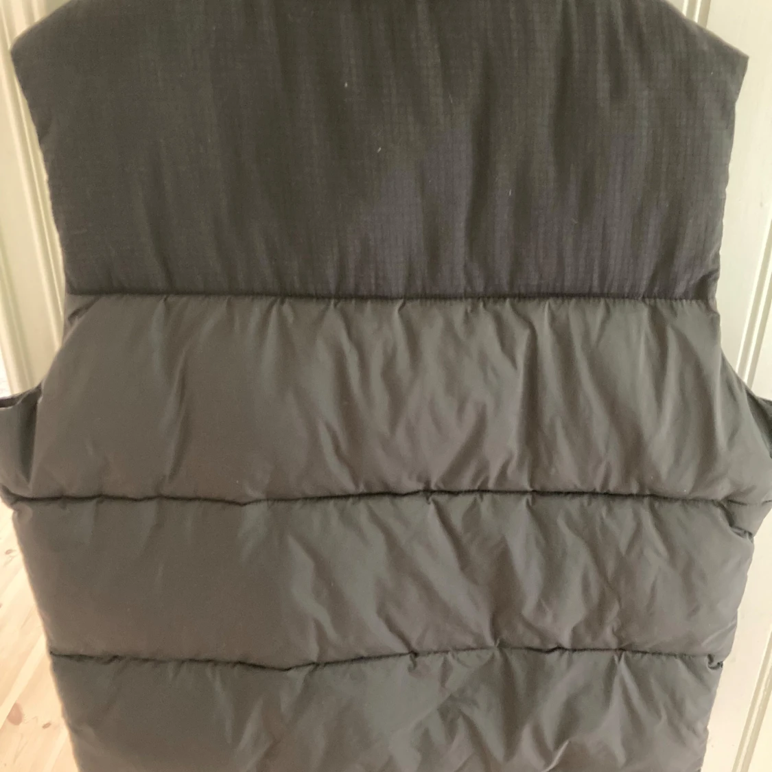 Svart dunväst från Lyle & Scott - 1