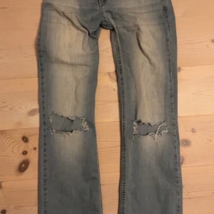 Ljusblå  jeans från Nelly - Ljusblå jeans nelly Klassisk femficksmodell med dubbla knappar i midjan och snygg tvätt. Perfekta för en avslappnad och trendig look. Orginal pris 700