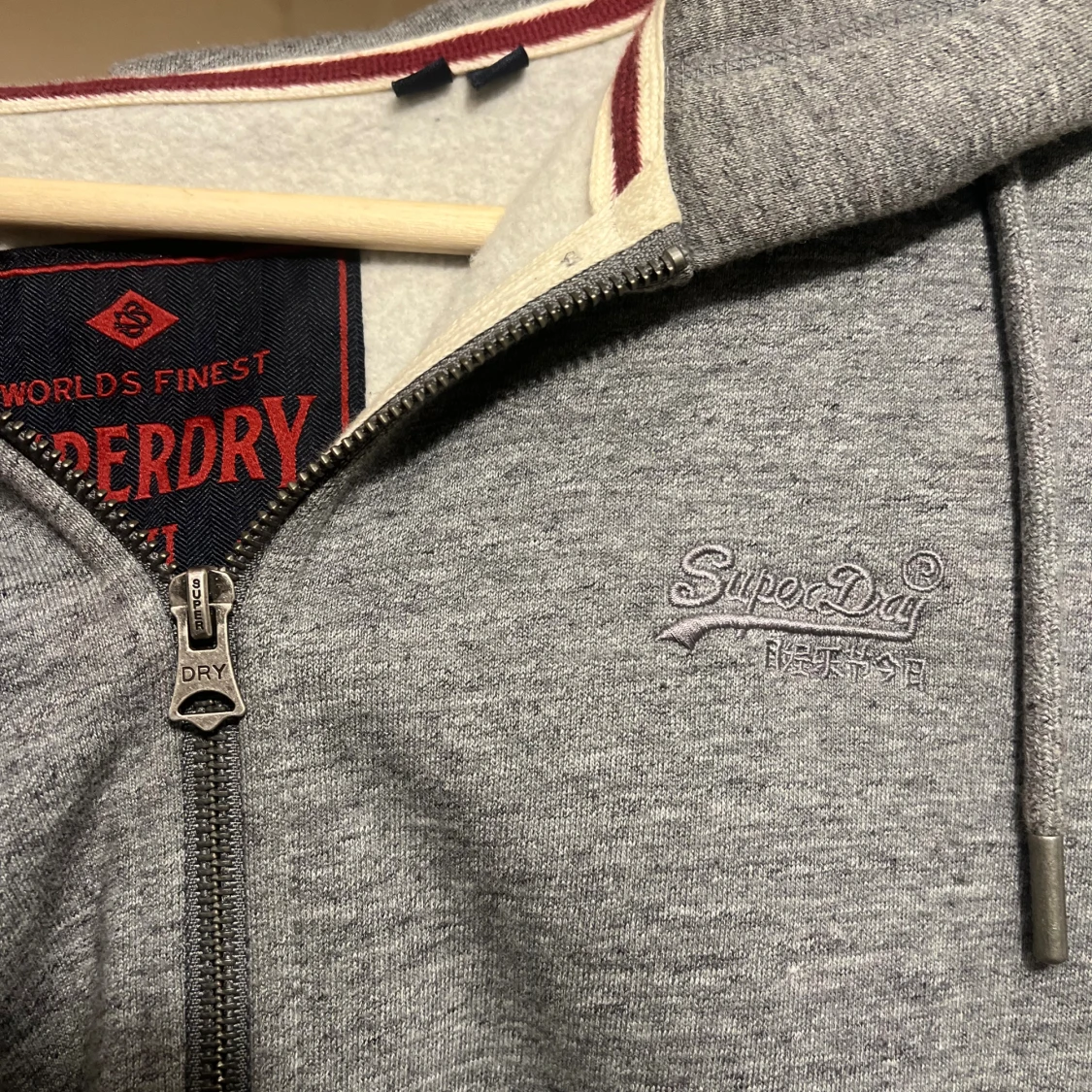 Grå hoodie med dragkedja från Superdry - 1