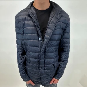 Dunjacka - Hej, säljer nu denna riktigt snygga dun jackan som liknar en herno jacka! Storlek M och är perfekt nu till hösten! Skicket är 9/10 Vid minsta lilla fundering så är det bara att höra av sig