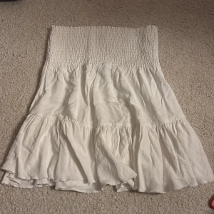 Vit volangkjol med smock - Supersöt vit kjol som man oxå kan ha som topp