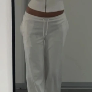 Mjukisbyxor  - Tryck köp nu, passar mig som har S i vanliga fall okcås. Beror helt hur man vill att de ska sitta