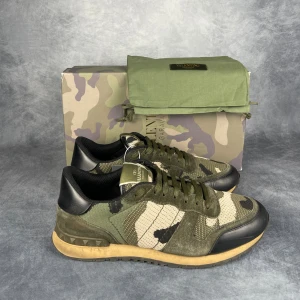 Valentino rockrunner - Skick: 8,5/10, lätt använda, inga defekter. | Ingår: Skor, Box och dustbags. | Nypris: +- 7000 SEK.